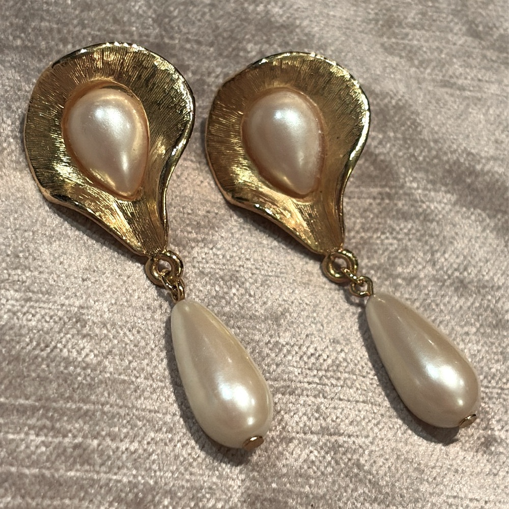 Lady Remington Floral Earrings Gold Lily Faux-Pearls 90s Glam Dangle 60$